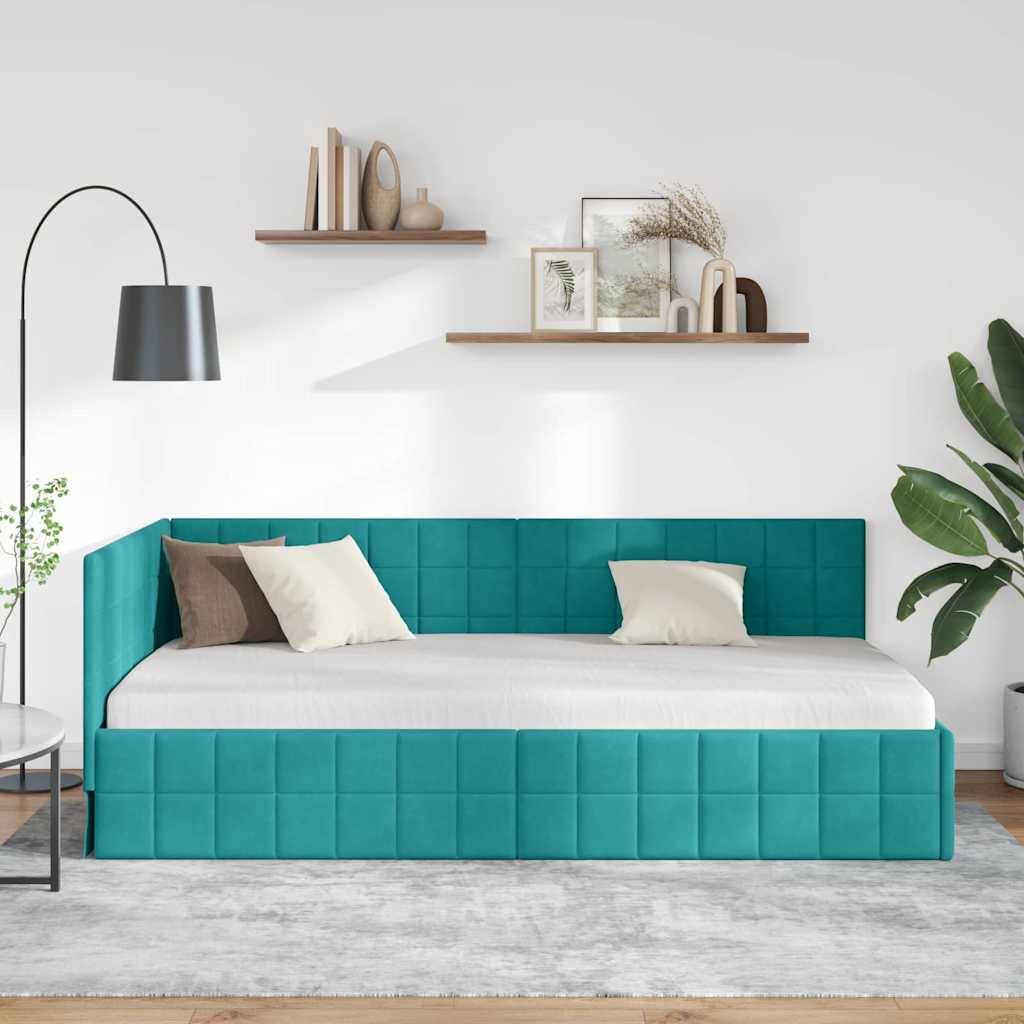 Ein modernes Schlafzimmer mit einem türkisfarbenem Polsterbett, weißer Bettwäsche und beigen Kissen; Regale mit Dekorationsgegenständen sind an der Wand angebracht.