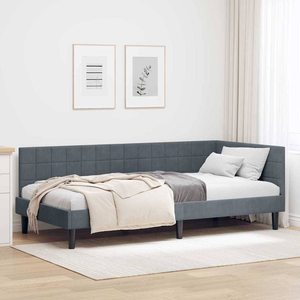 Ein modernes Schlafzimmer mit einem grau gepolsterten Bett, zwei gerahmten Kunstwerken an der Wand, beige und weißer Bettwäsche und einem beigen Teppich auf einem Holzboden.