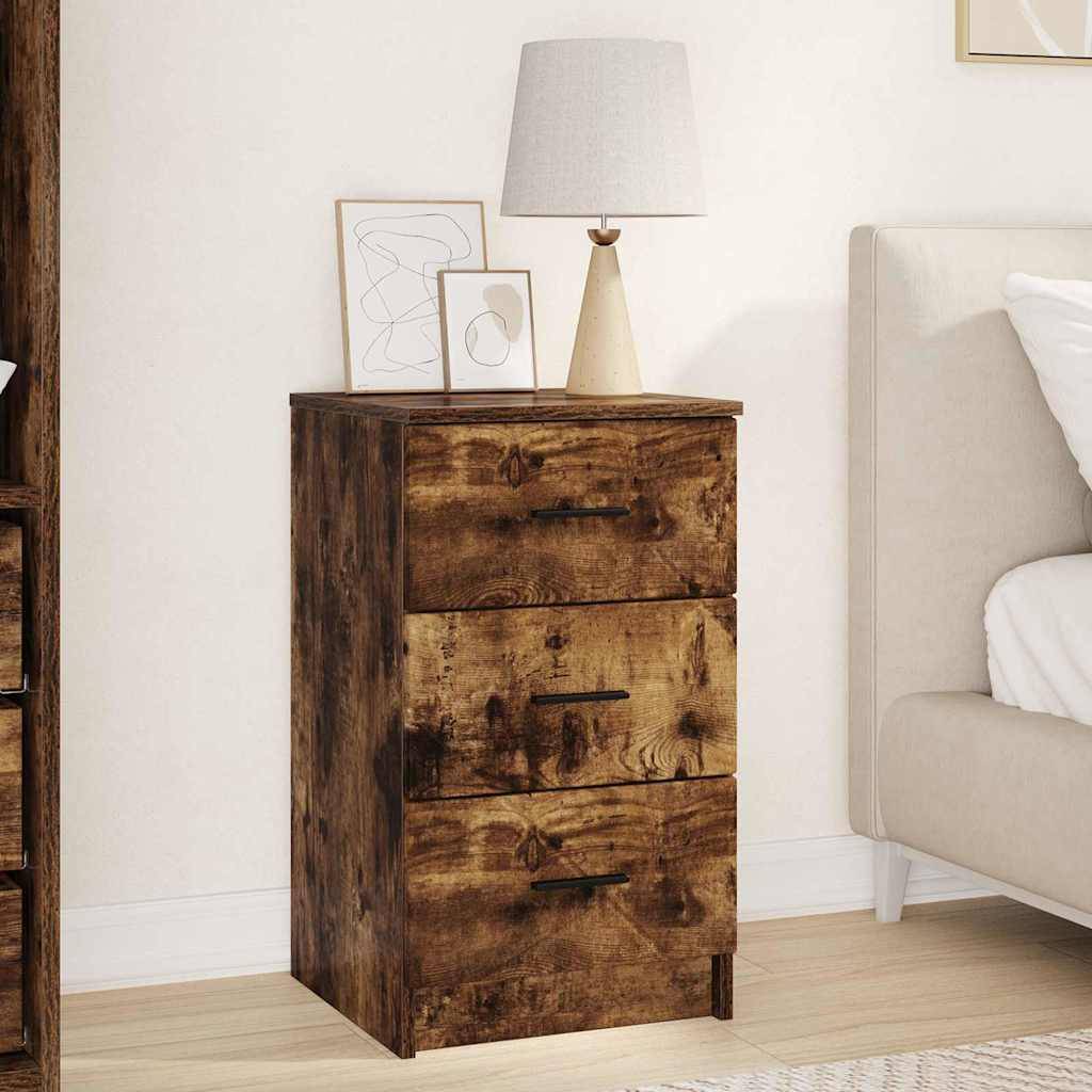 Rustikales Holz-Nachttischchen mit drei Schubladen neben einem Bett, oben mit einer Lampe und gerahmter Kunst in einem minimalistischen Schlafzimmer.