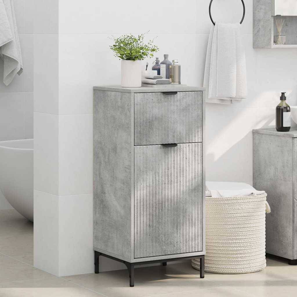 Modernes Badezimmer mit grauen Aufbewahrungsschränken, weißen Handtüchern, Topfpflanze und Toilettenartikeln. Weiße Wände und neutrale Töne schaffen einen minimalistischen Look.