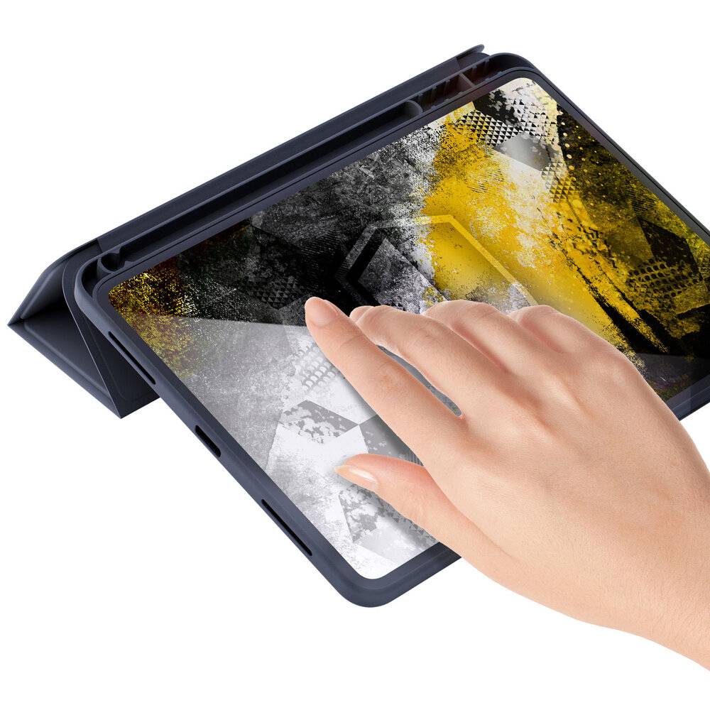 Eine Hand interagiert mit einem Tablet, das abstrakte Kunstwerke in Graustufen und Gelb anzeigt, und hebt die Nutzung der Touchscreen-Schnittstelle hervor.