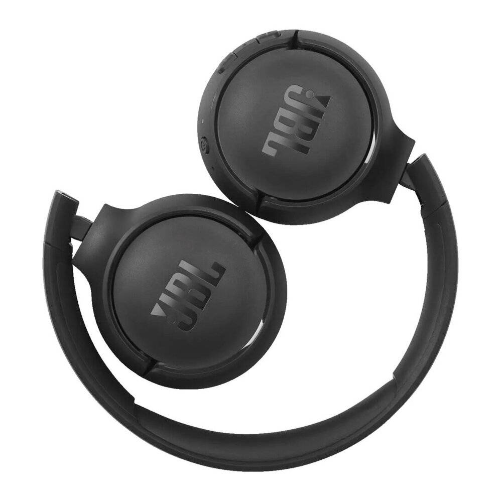 Schwarze JBL-Kopfhörer mit kabelloser Technologie und zusammenklappbarem Design, ausgestattet mit gepolsterten Ohrmuscheln und Logo auf den Ohrmuscheln.
