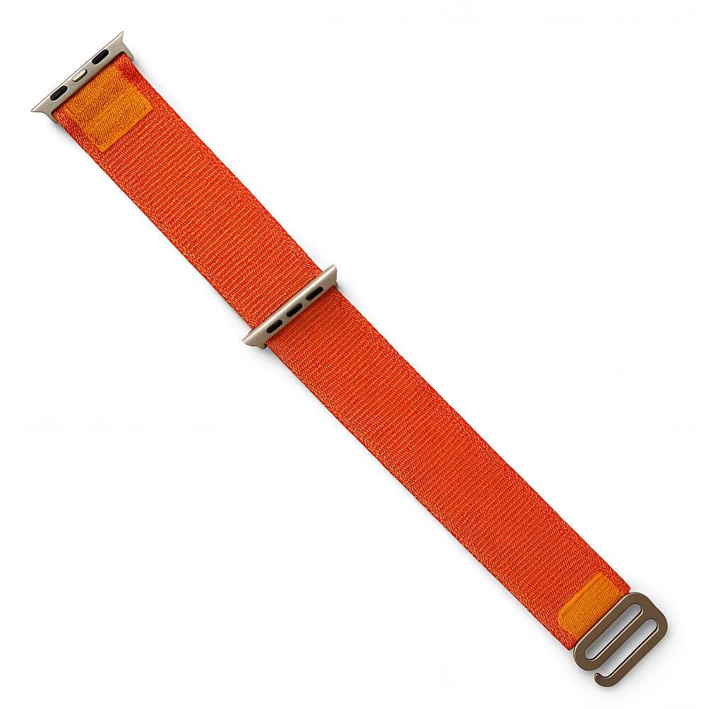 Ein orangefarbenes Uhrenarmband mit silbernen Verbindungselementen, für eine Smartwatch konzipiert, auf weißem Hintergrund dargestellt.