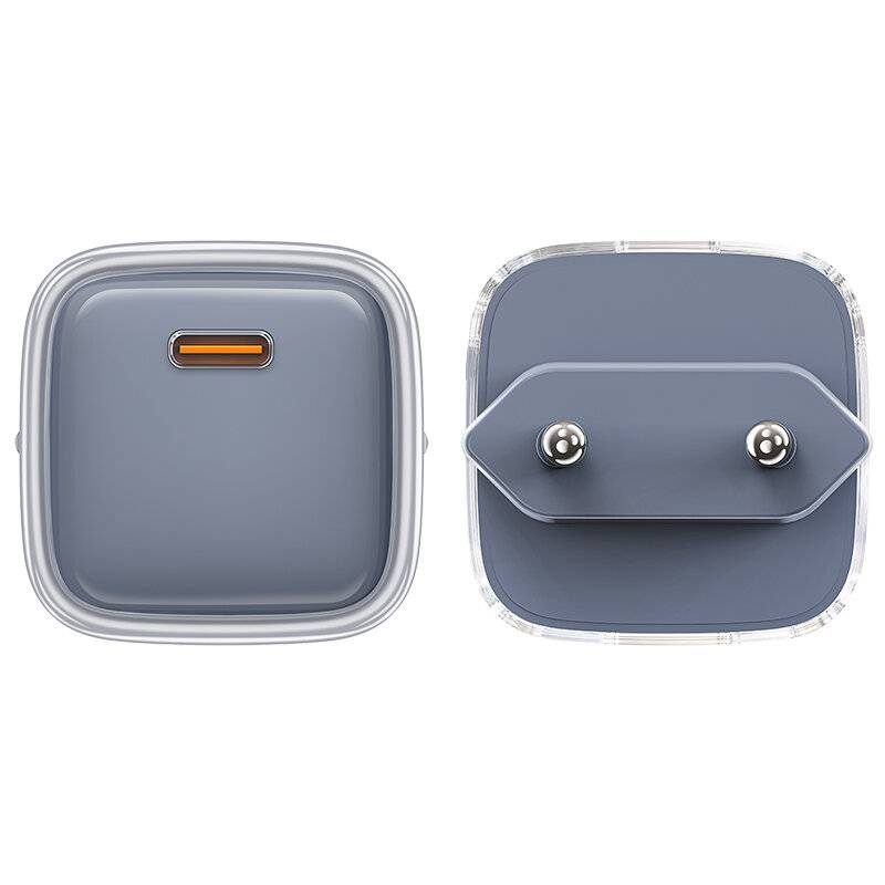 Zwei Ansichten eines kleinen grauen Stromadapters, eine zeigt die Stifte und die andere zeigt den USB-C-Anschluss.