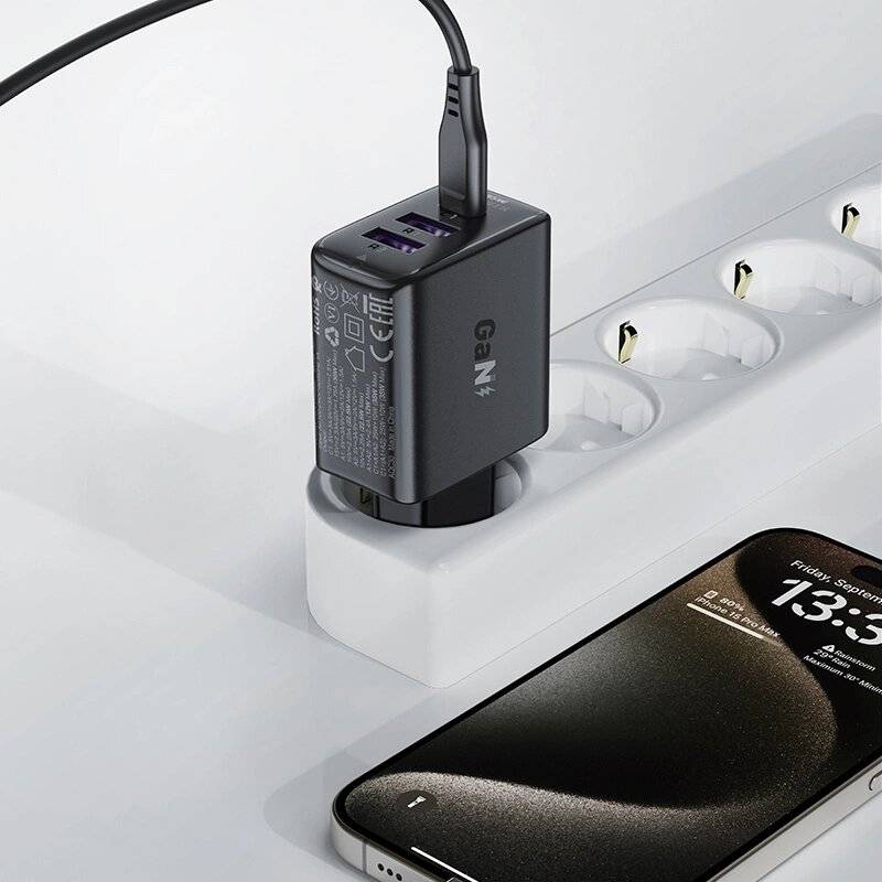 Acefast A57 PD 35W GaN-Ladegerät 2 x USB-A + USB-C 3 Anschlüssen – Schwarz