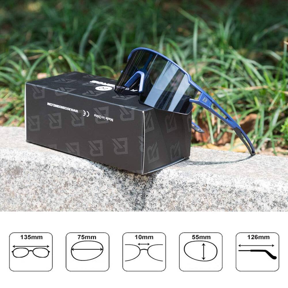 Sonnenbrille in einer Box im Freien mit den folgenden Abmessungen: 135 mm Rahmenbreite, 75 mm Linsenbreite, 10 mm Stegbreite, 55 mm Linsenhöhe, 126 mm Bügellänge.