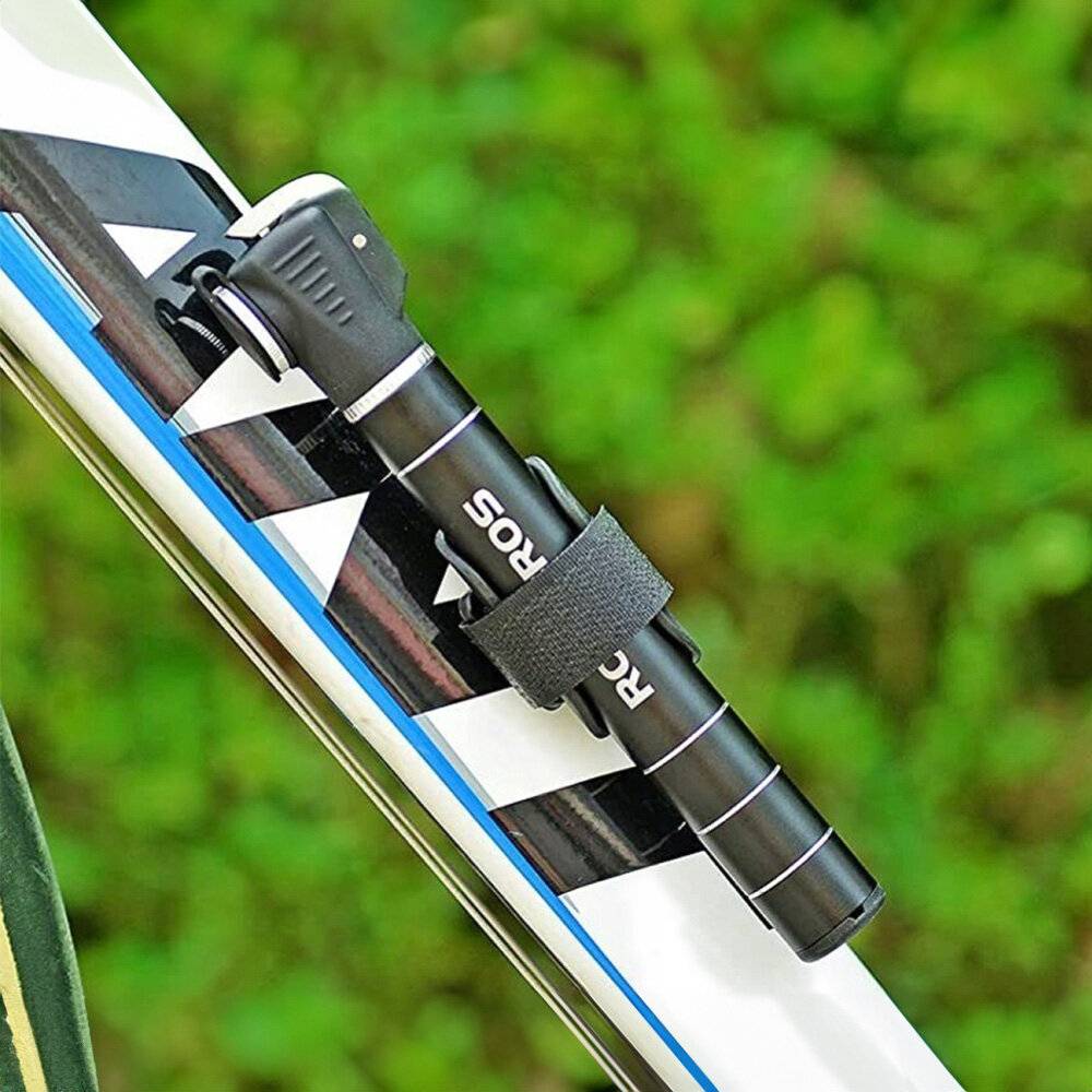 Eine schwarze Fahrradpumpe mit der Aufschrift „ROCKBROS