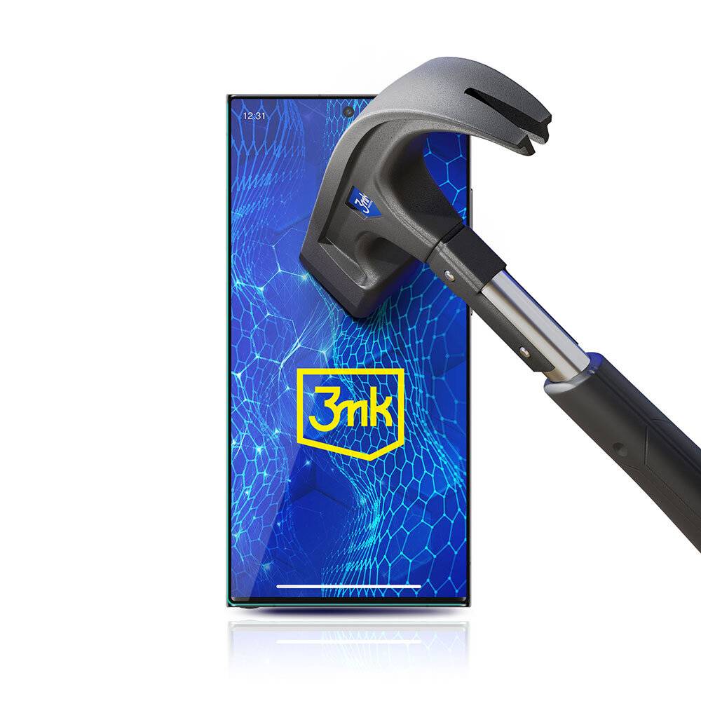 Ein Smartphone mit einem blauem geometrischen Muster-Bildschirm wird von einem Hammer getroffen, was die Haltbarkeit des Bildschirms und die Marke „3mk