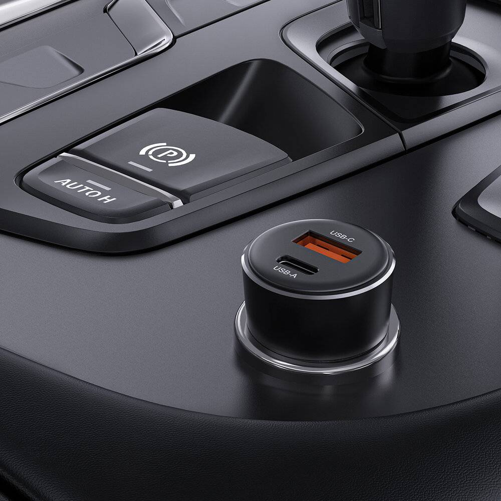 Nahaufnahme der Mittelkonsole eines Autos mit elektronischer Handbremse, Taste 