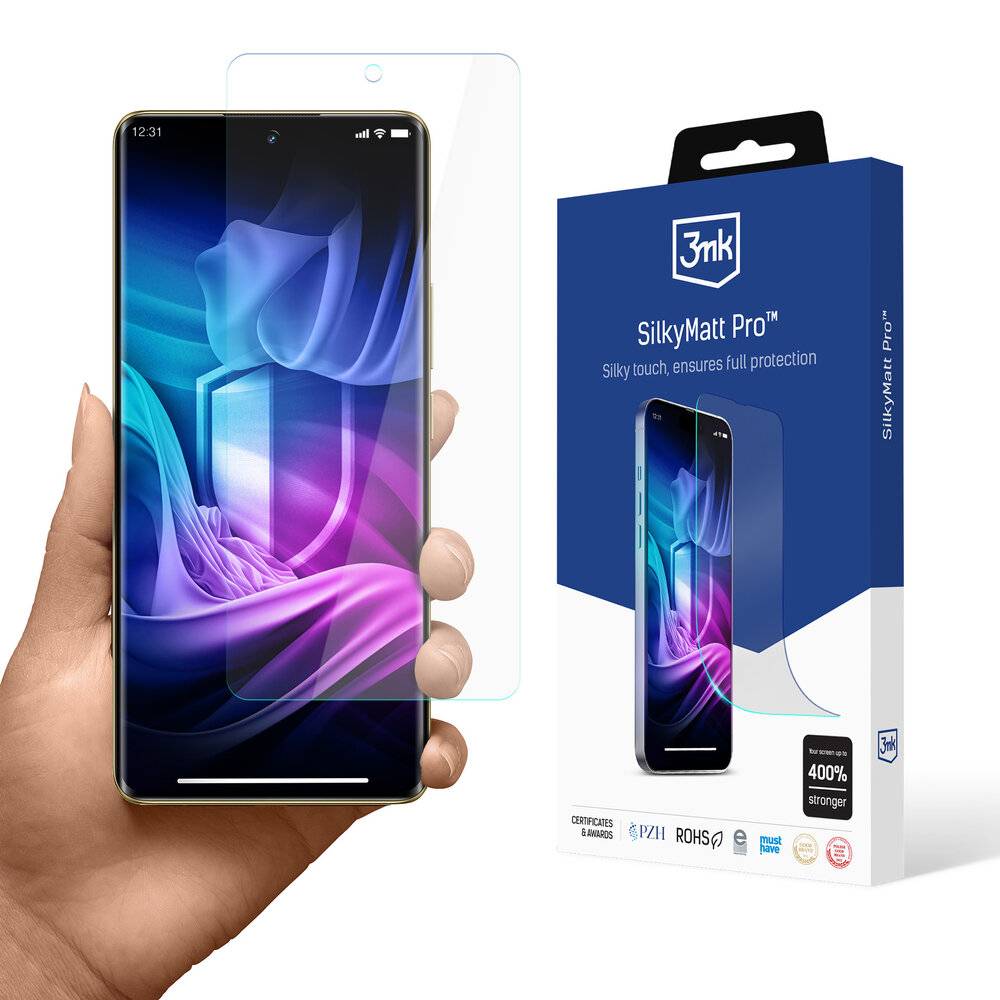 Die Hand einer Person hält ein Smartphone, auf das eine Schutzfolie angebracht wird. Das Telefon zeigt ein farbenfrohes abstraktes Bild. Verpackung ist sichtbar.