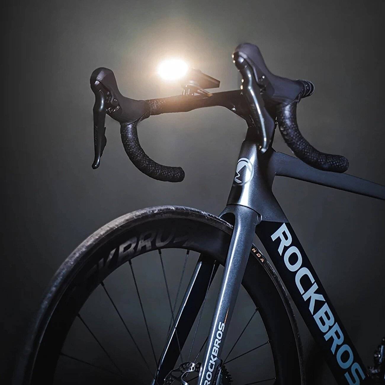 Rockbros JP008 Fahrrad-Frontlicht Theke Powerbank 5000 mAh 150 lm IPX6 – Schwarz