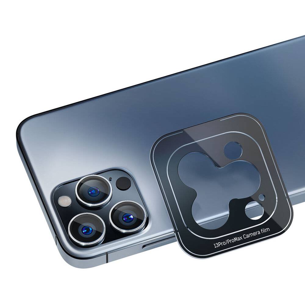 Ein Smartphone mit einer Triple-Lens-Kamera wird mit einer abgelösten Kameralinsen-Schutzkappe dargestellt, die darüber schwebt.