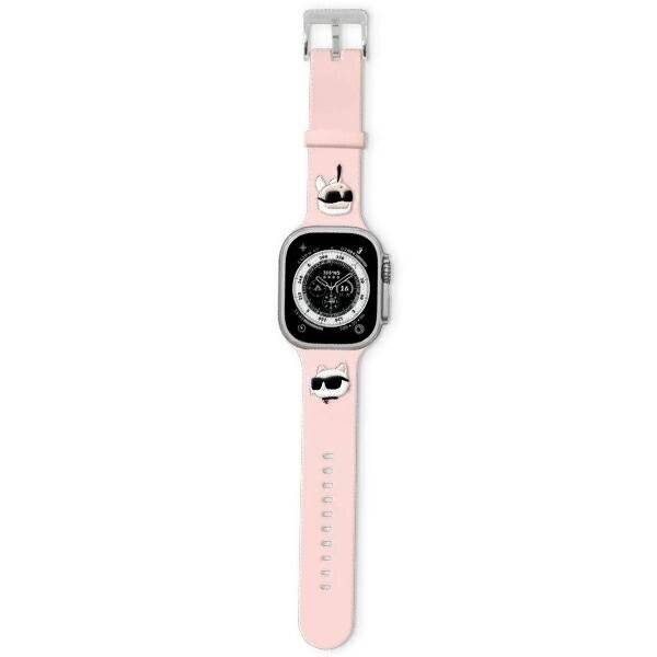 Eine Smartwatch mit einem rosa Band mit verspielten Kritzeleien eines Huts und einer Sonnenbrille; das Uhrengesicht zeigt eine digitale Uhr an.