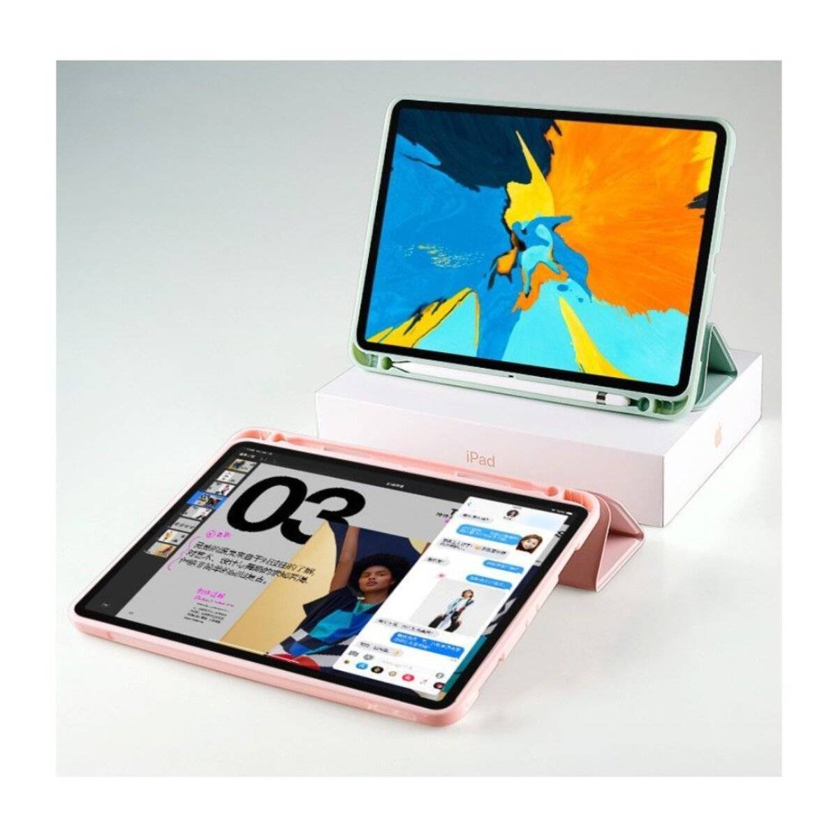 Zwei Tablets werden auf Ständern präsentiert. Das Tablet im Vordergrund zeigt einen Webbrowser und eine Messaging-App, während das Tablet im Hintergrund bunte Kunstwerke anzeigt.