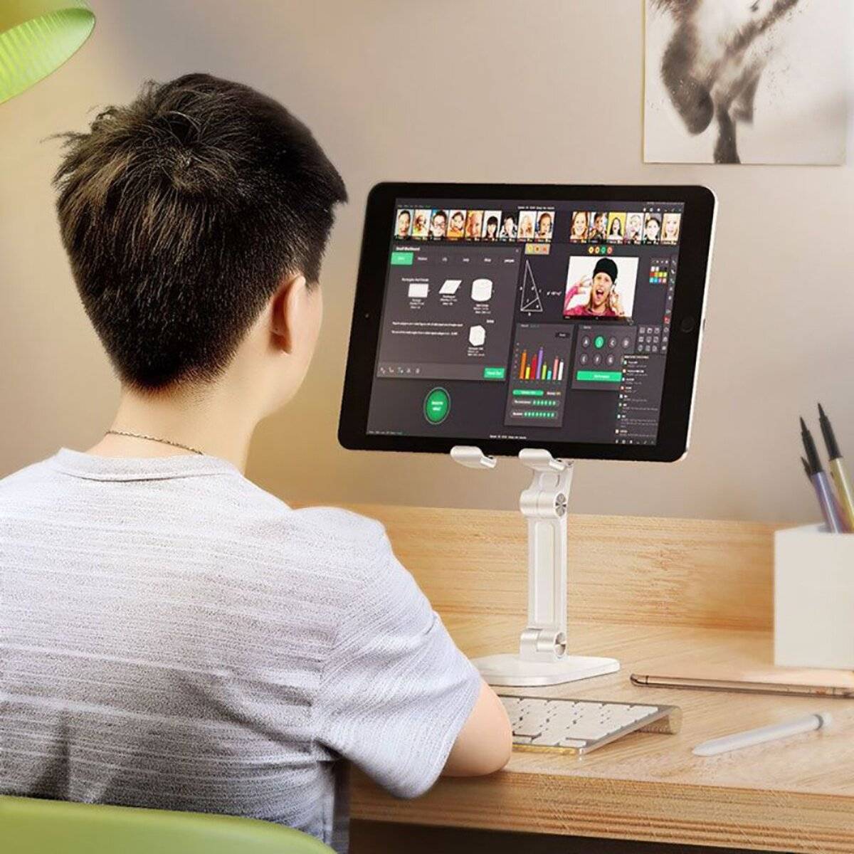 Person mit einem auf einem Ständer montierten Tablet, der Gesichtserkennungssoftware mit Profilen und Datendiagrammen auf dem Bildschirm analysiert.