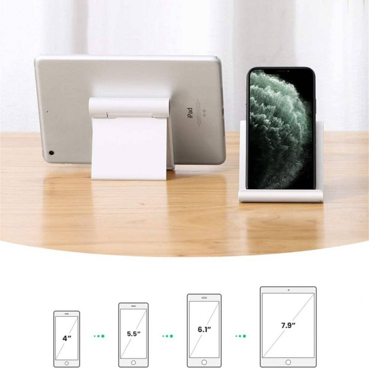 Tablet- und Telefonständer auf einem Tisch, der ein Tablet horizontal und ein Telefon vertikal hält. Darunter zeigen Symbole die Kompatibilität mit verschiedenen Bildschirmgrößen.