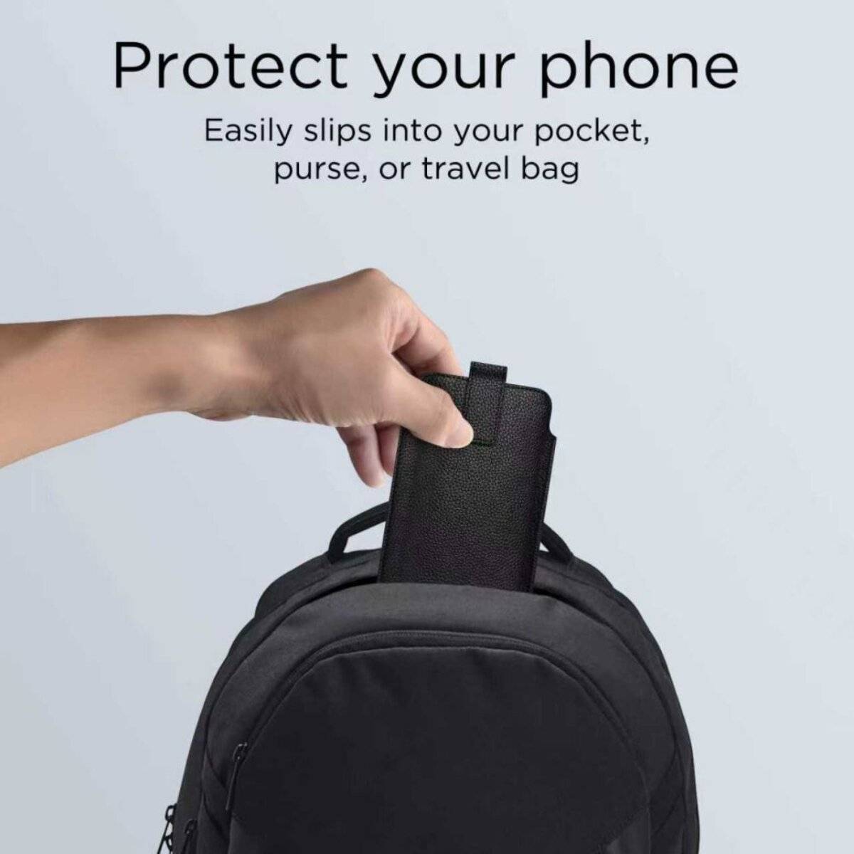 Eine Hand legt ein Telefon in einen kleinen, schwarzen Beutel auf einem Rucksack. Der Text lautet: „Schützen Sie Ihr Telefon. Passt mühelos in Ihre Tasche, Geldbörse oder Reisetasche.