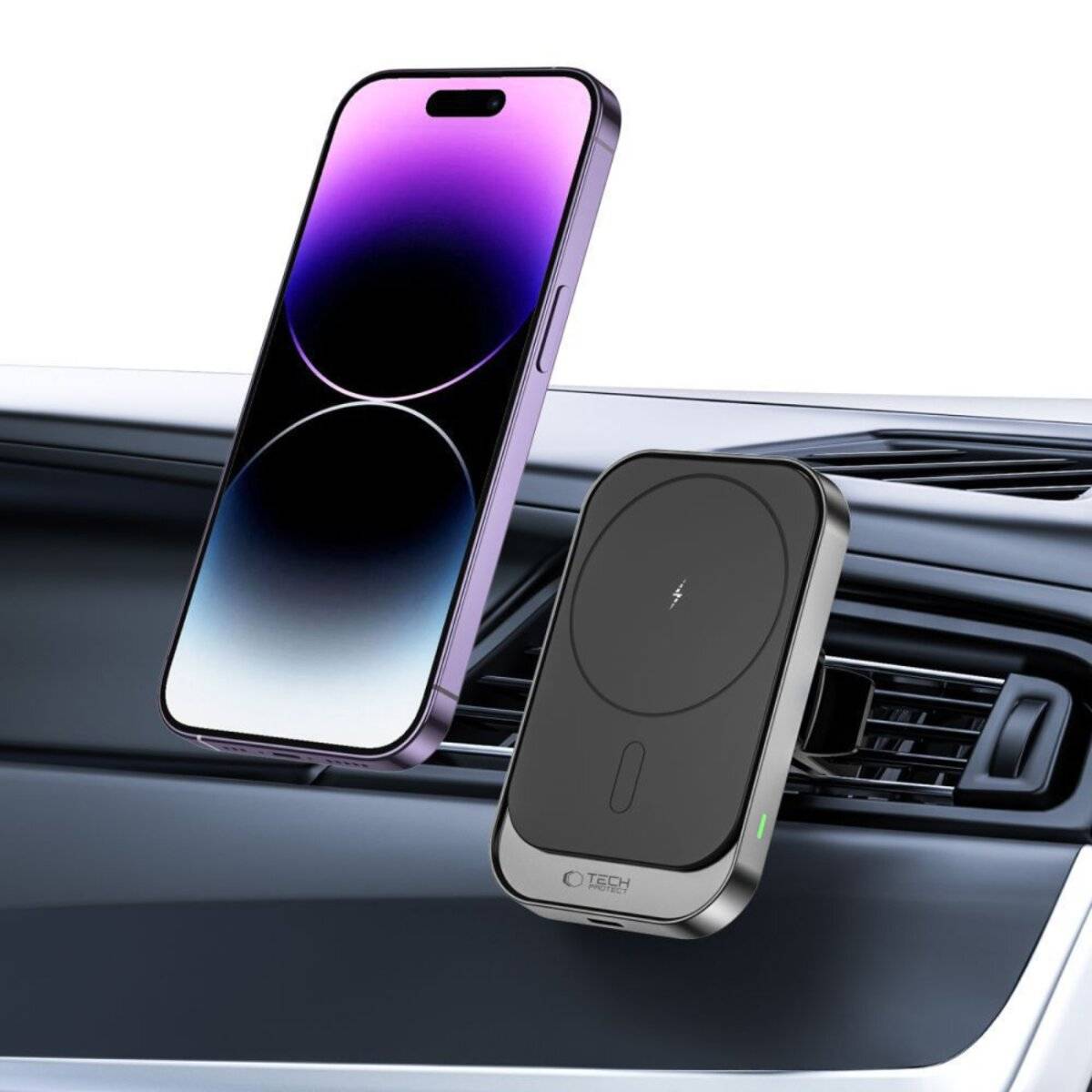 Ein Smartphone mit einem Farbverlauf-Display wird kabellos auf einem eleganten, an der Lüftung angebrachten Ladegerät im Auto aufgeladen und demonstriert damit Komfort.