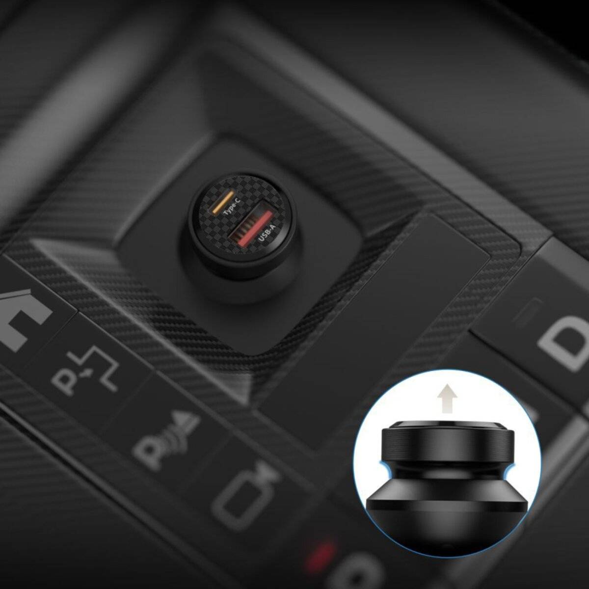 Eine Nahaufnahme des Schaltbereichs eines Autos zeigt einen USB-Port-Adapter mit zwei Ladesteckplätzen, mit einer Einsatzdarstellung, die eine Aufwärtsansicht betont.