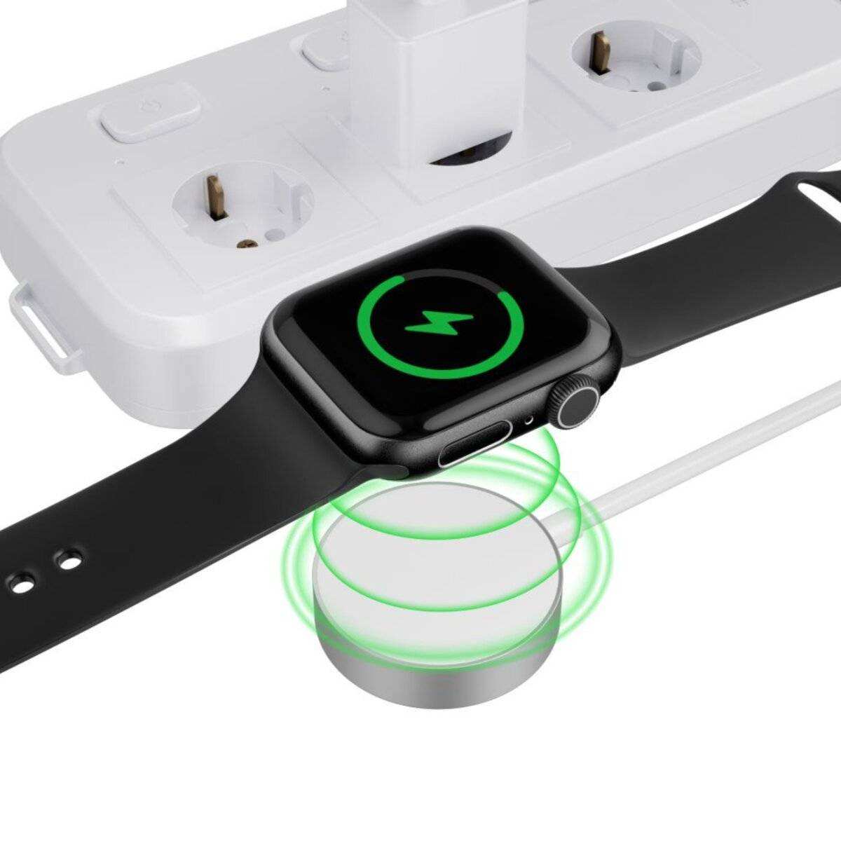 Eine Smartwatch auf einem drahtlosen Ladegerät ist mit einer weißen Steckdosenleiste verbunden. Grüne Linien zeigen die Ladeaktivität auf dem Bildschirm der Uhr.