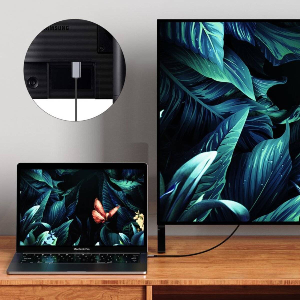 Ein Laptop und ein großer Monitor zeigen ein lebendiges blaues und grünes Blattdesign mit einem Schmetterling. Das Setup unterstreicht nahtlose Konnektivität.