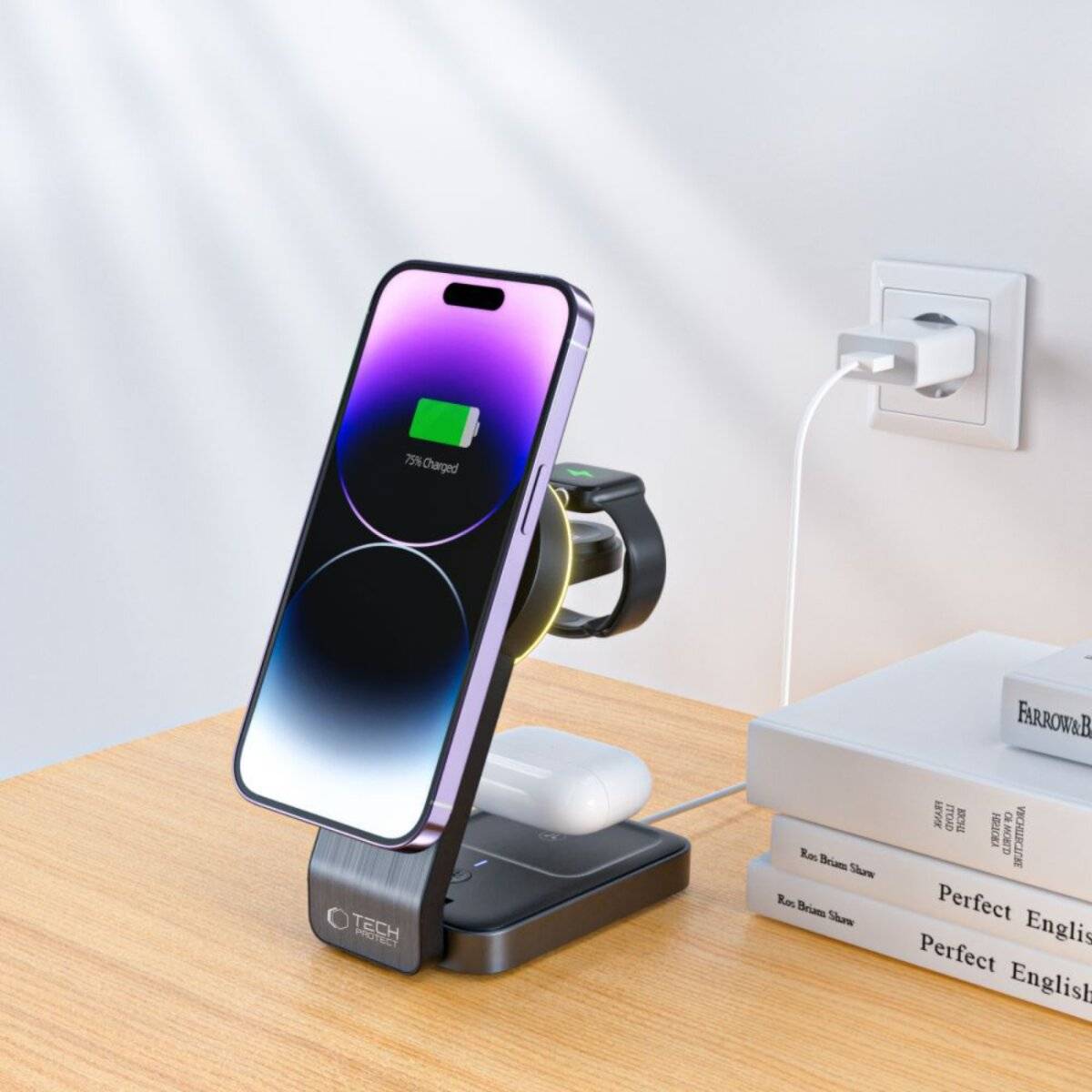 Ein Smartphone auf einer kabellosen Ladestation zeigt „70% geladen