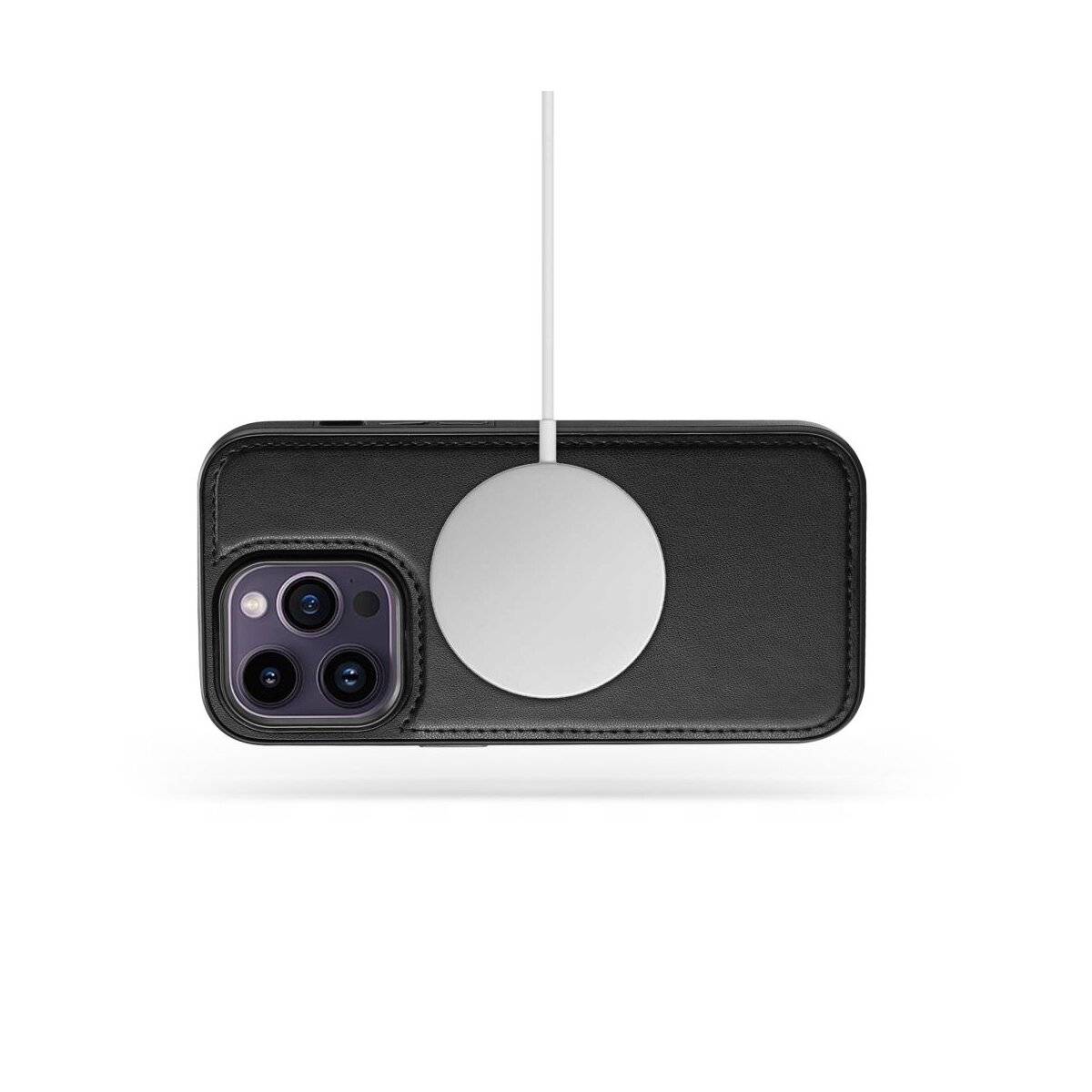 Ein Smartphone liegt auf dem Rücken mit einem kreisförmigen kabellosen Ladegerät auf der Rückseite, eingebettet in einer Lederschutzhülle.