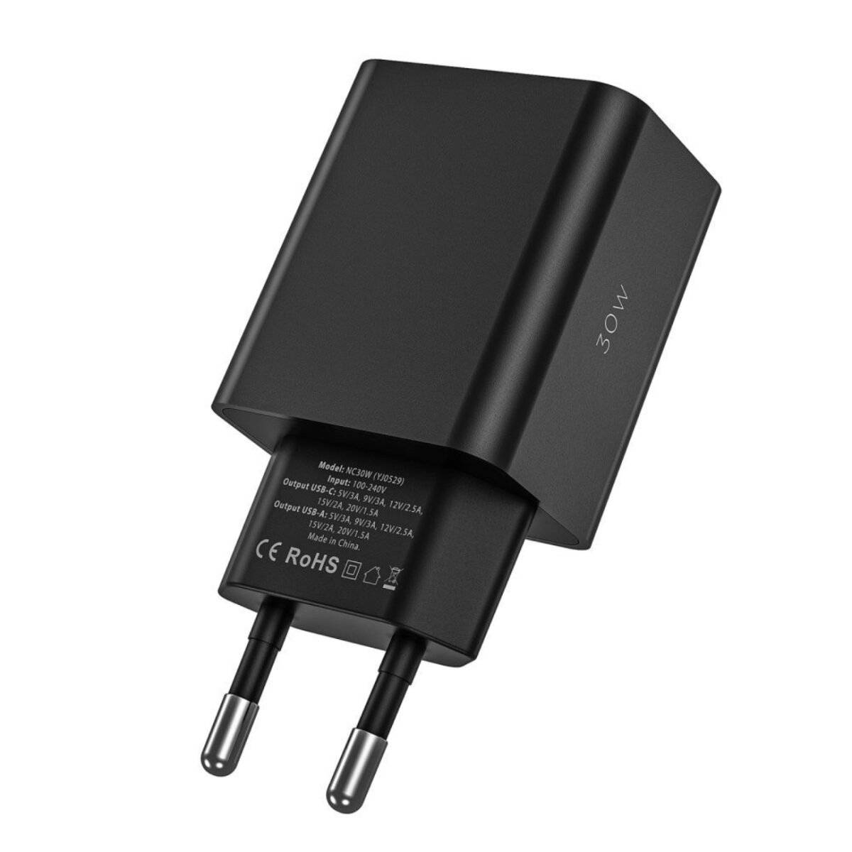 Ein schwarzer 30W-Wandladegerät mit europäischem Steckerdesign, auf dessen Seite technische Spezifikationen zu sehen sind, geeignet für elektronische Geräte.