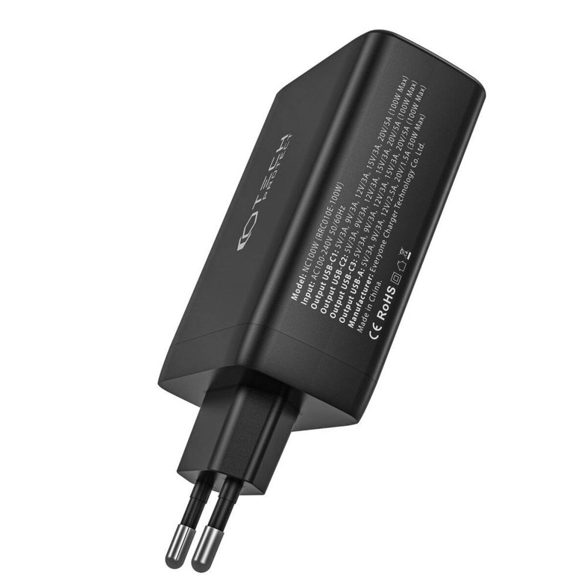 Ein schwarzes, rechteckiges USB-Wandladegerät mit zwei runden Stiften und gedruckten Spezifikationen, das zum Aufladen elektronischer Geräte verwendet wird.