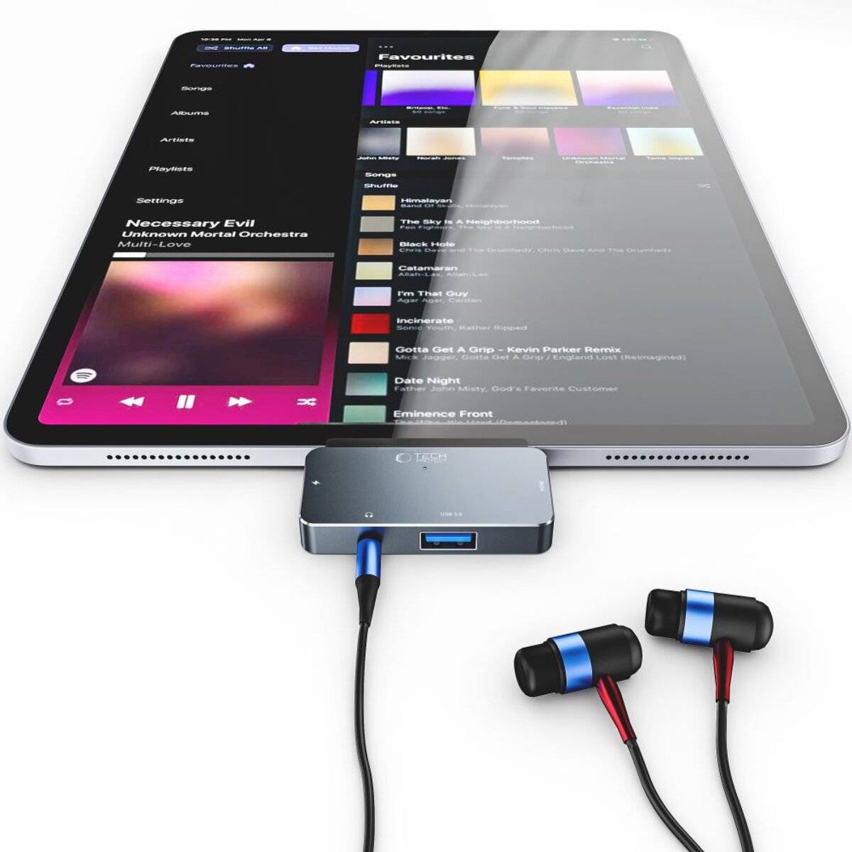 Ein iPad, das eine Musikwiedergabeliste anzeigt, ist mit einem CHOETECH-Hub verbunden und verbindet kabelgebundene Kopfhörer und ein USB-Gerät, was Multitasking symbolisiert.