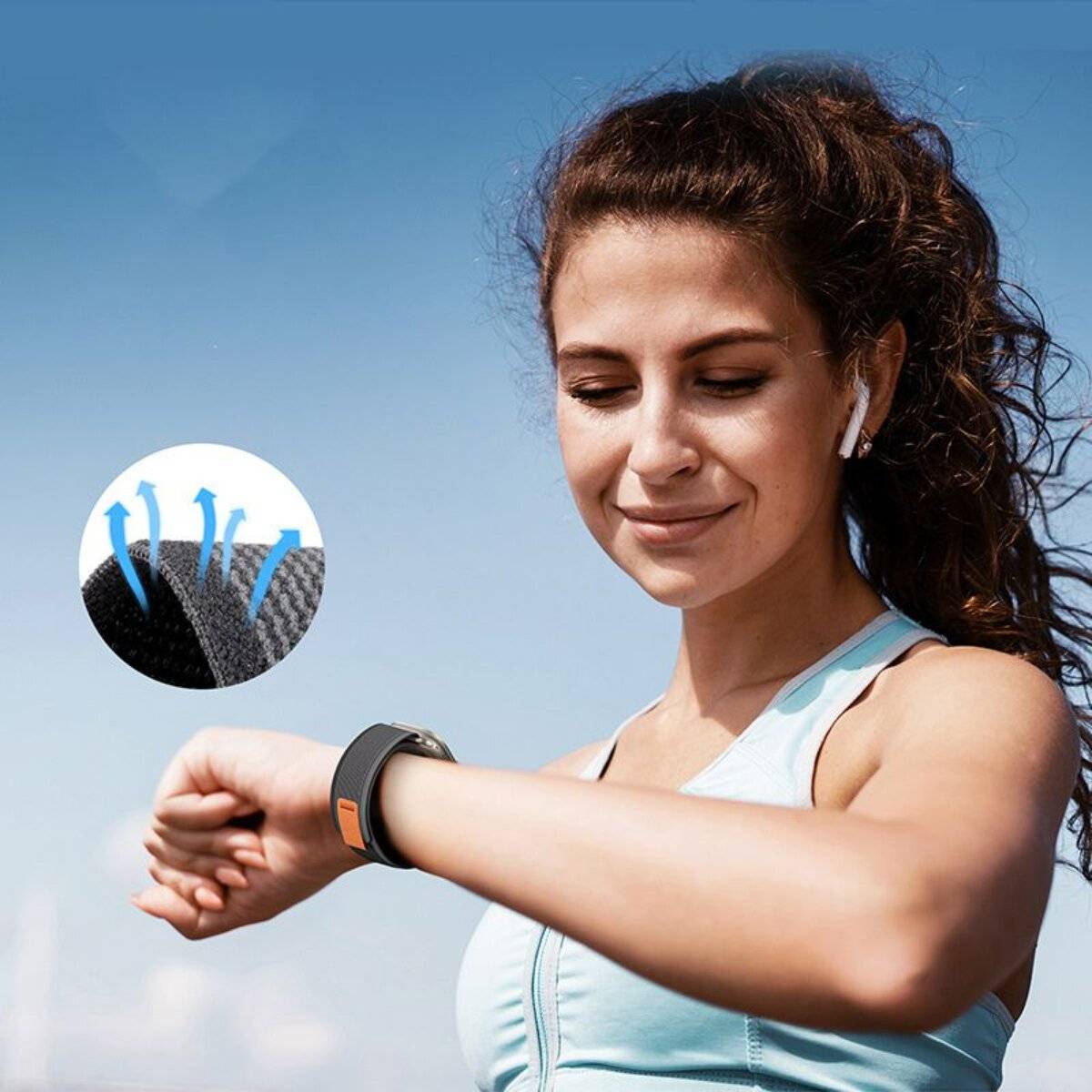 Eine Frau in Sportkleidung schaut auf ihre Fitness-Tracker-Uhr und hebt dabei das bequeme Riemendesign mit einem Nahaufnahmebild hervor.