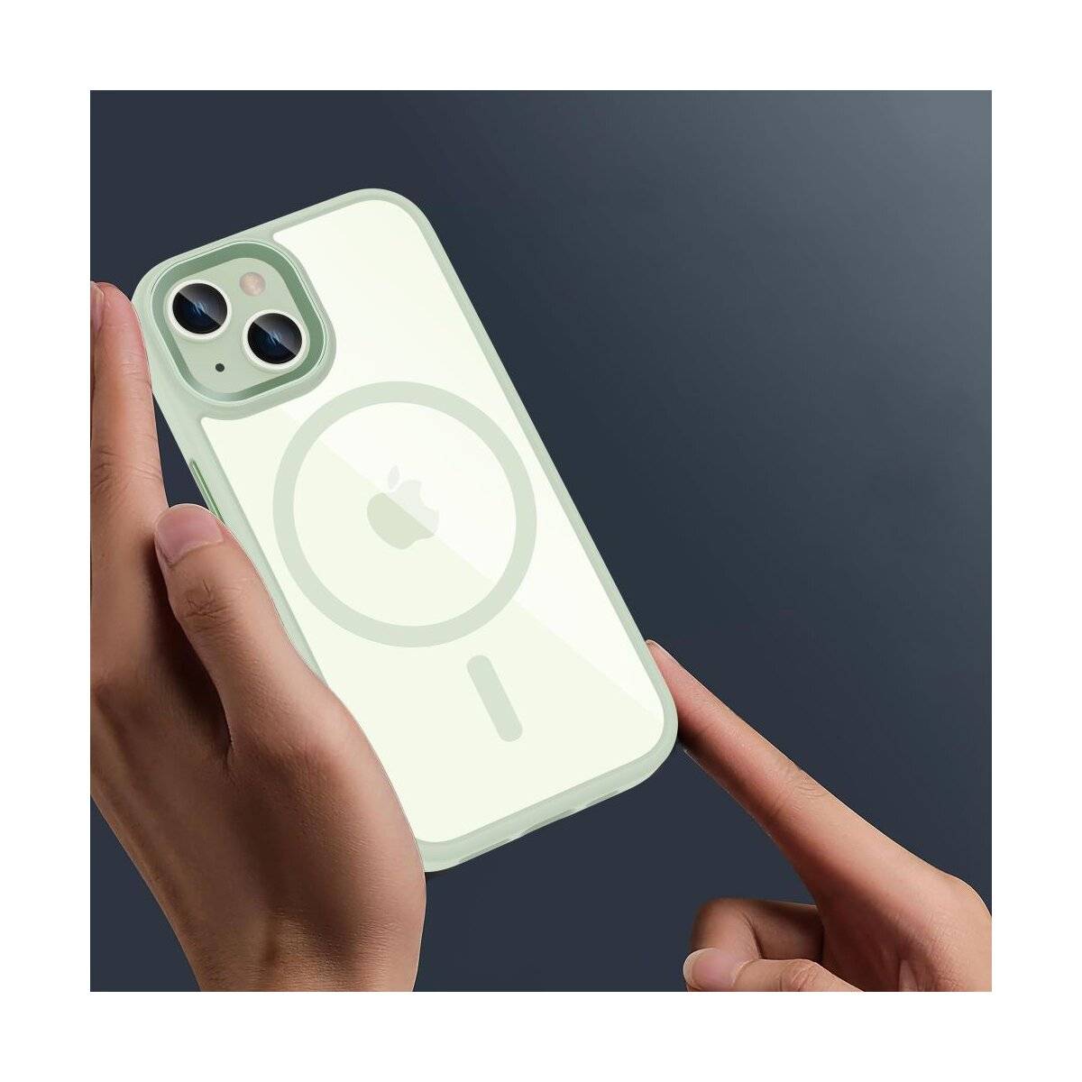 Eine Hand, die ein Smartphone mit einer transparenten Hülle hält, die ein kreisförmiges Design und Logo auf der Rückseite zeigt, vor einem dunklen Hintergrund.