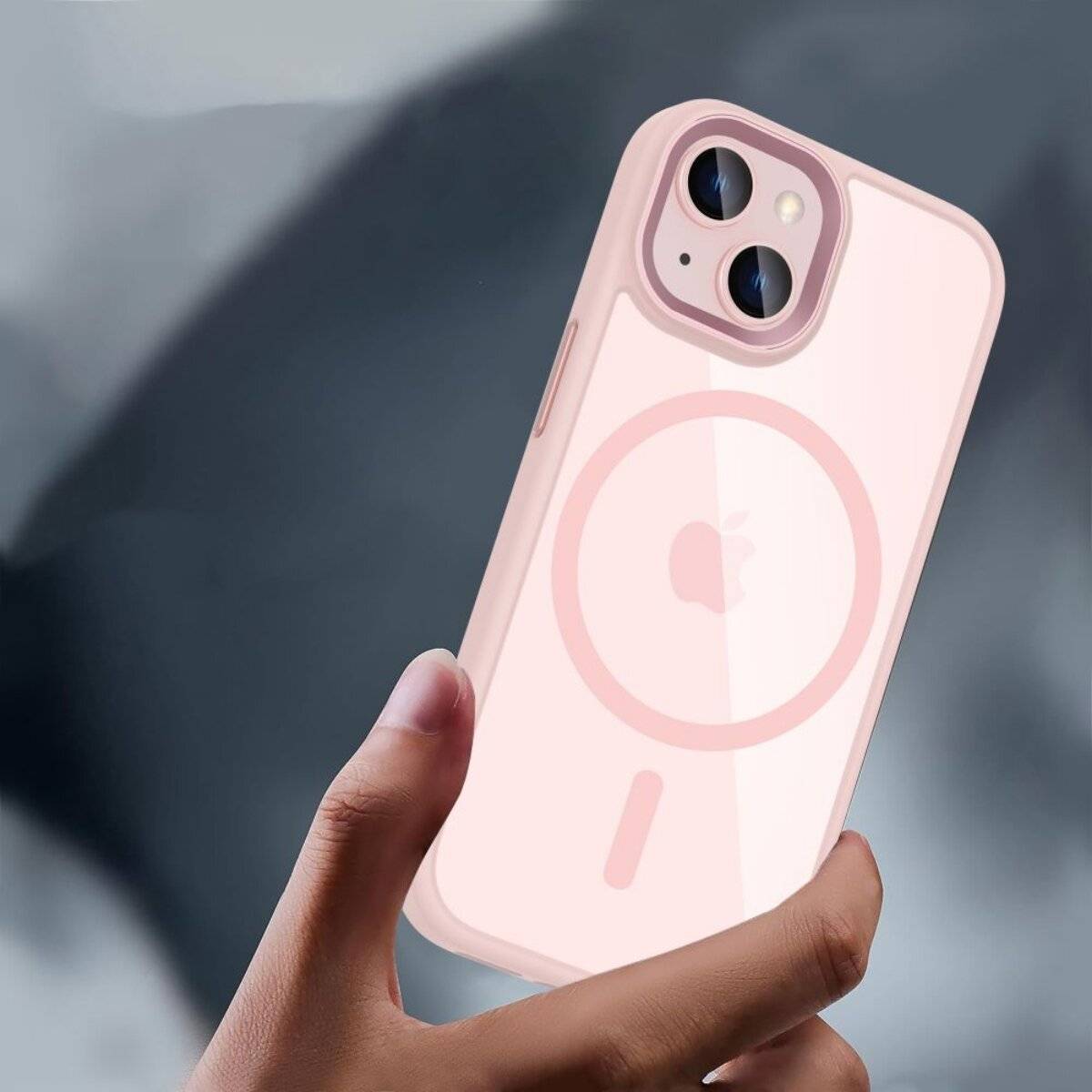 Eine Hand hält ein rosafarbenes Smartphone mit einer Schutzhülle, die ein kreisförmiges Design aufweist. Der Hintergrund ist verschwommen und hebt das Telefon hervor.