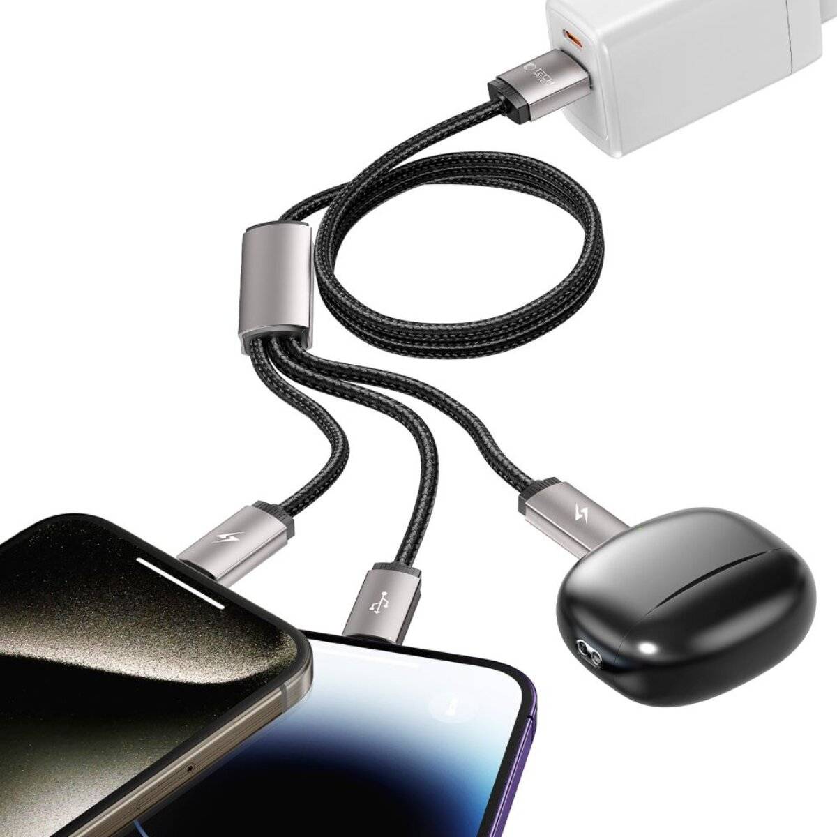 Ein Multi-Geräte-Ladekabel mit USB-C-, Micro-USB- und Lightning-Anschlüssen, zusammen mit einem schwarzen Netzteil und einem Smartphone.