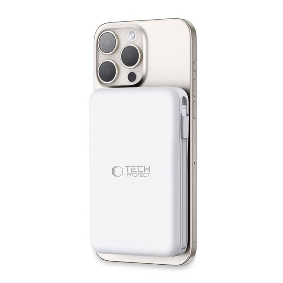 Ein weißes MagSafe-kompatibles Akkupaket, das an der Rückseite eines Smartphones mit drei hinteren Kameras angebracht ist. Das Akkupaket hat ein Logo.