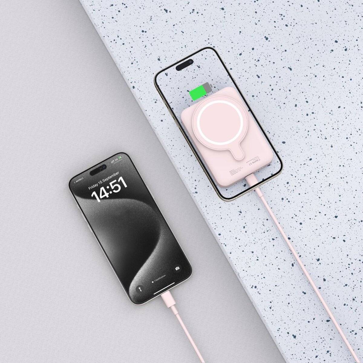 Zwei Smartphones ruhen auf einer gesprenkelten Oberfläche. Das linke Telefon zeigt „14:51