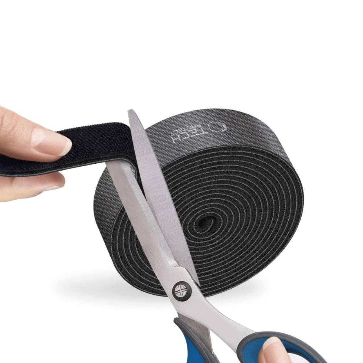 Eine Hand benutzt eine Schere, um eine schwarze Rolle mit Klettband, das mit „OTECH