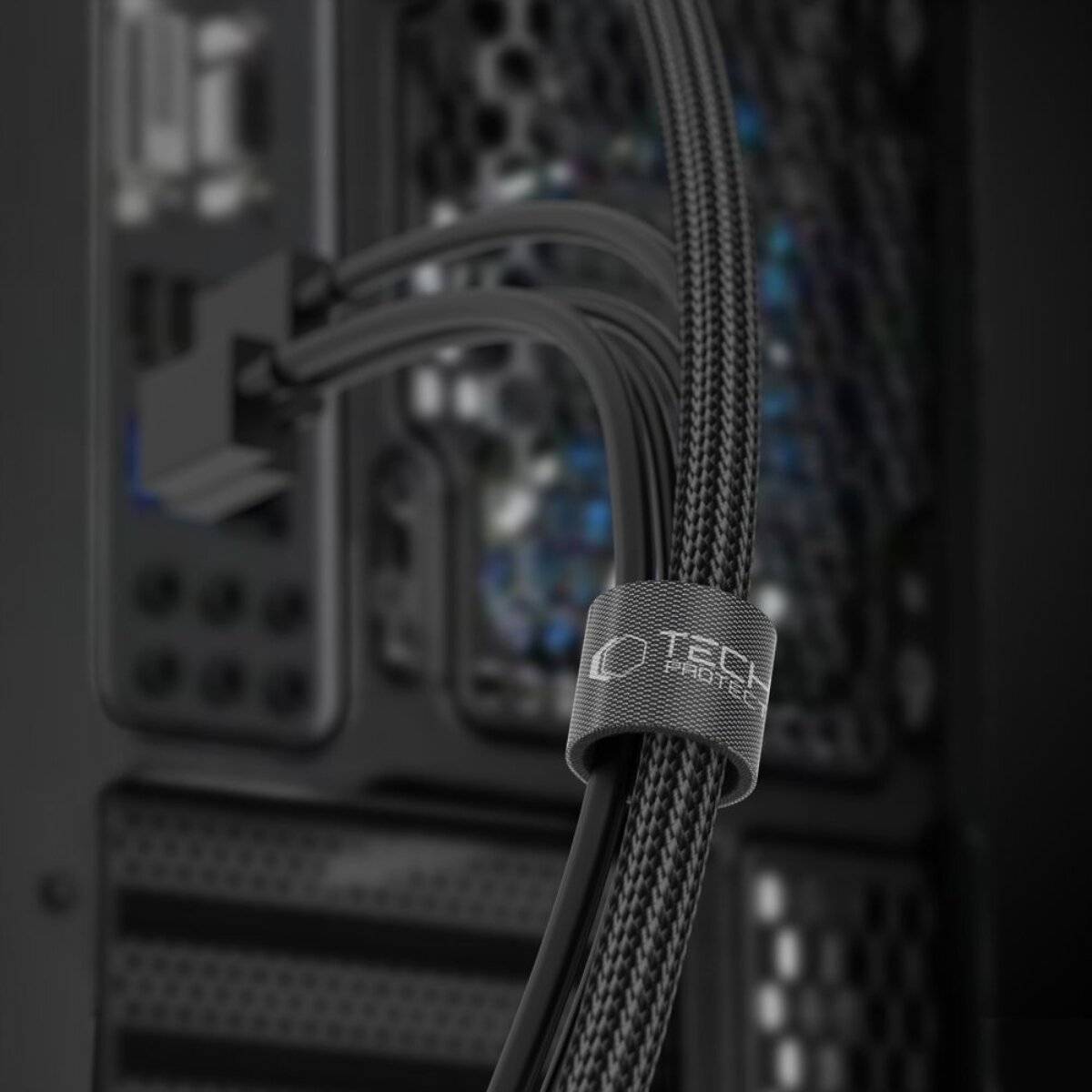 Nahaufnahme von Computerkabeln mit schwarzen geflochtenen Schutzhüllen, gekennzeichnet mit „Tech Protect