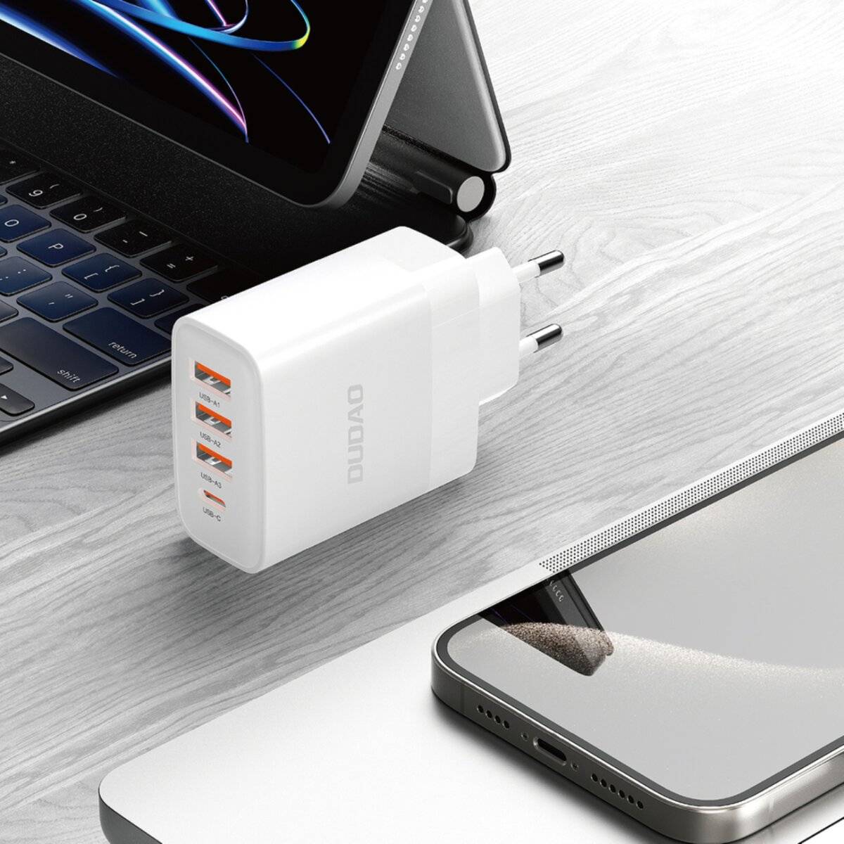 Dudao A30EUL GaN-Wandladegerät 30 W USB-A / USB-C + – Lightning Kabel Weiß