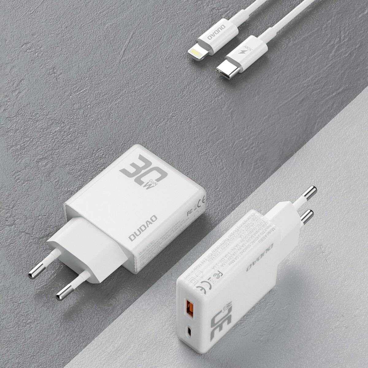 Dudao A30EUL GaN-Wandladegerät 30 W USB-A / USB-C + – Lightning Kabel Weiß