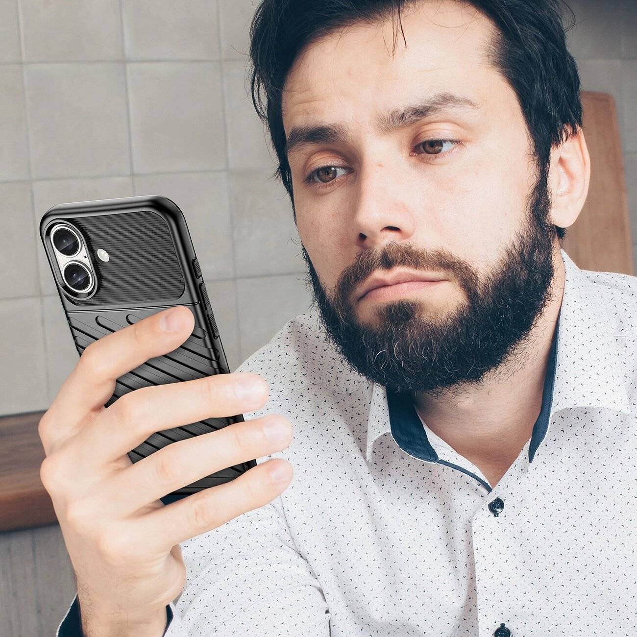 Thunder Case Silikonhülle iPhone 16 – Schwarz