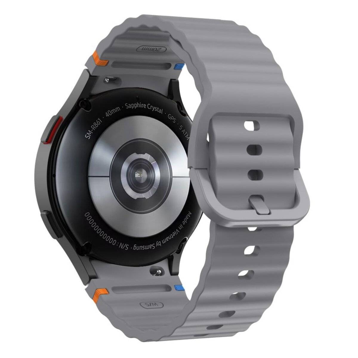 Eine Smartwatch mit grauem Armband, die den hinteren Sensor zeigt. Die Uhr verfügt über Text, der Spezifikationen wie Saphirkristall und GPS anzeigt.