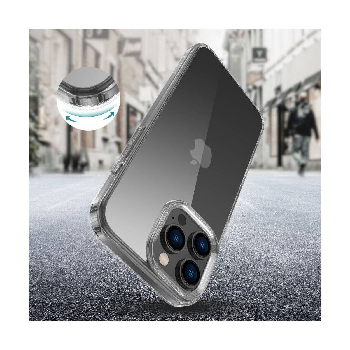 Transparente Smartphone-Schutzhülle mit verstärkten Ecken, gezeigt auf einem Telefon mit Triple-Kamera. Unscharfe urbane Straßenszene im Hintergrund.