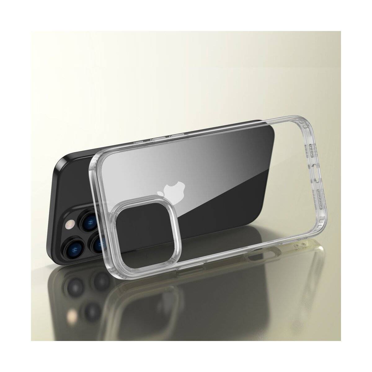 Ein schwarzes Smartphone mit dreifach Kameraobjektiven liegt auf einer reflektierenden Oberfläche und ist teilweise von einer transparenten Handyhülle bedeckt.