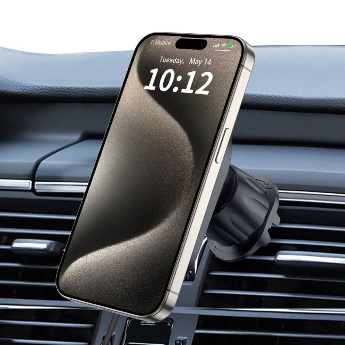 Ein Smartphone sitzt in einer Halterung am Lüftungsgitter des Armaturenbretts eines Autos und zeigt die Uhrzeit „10:12
