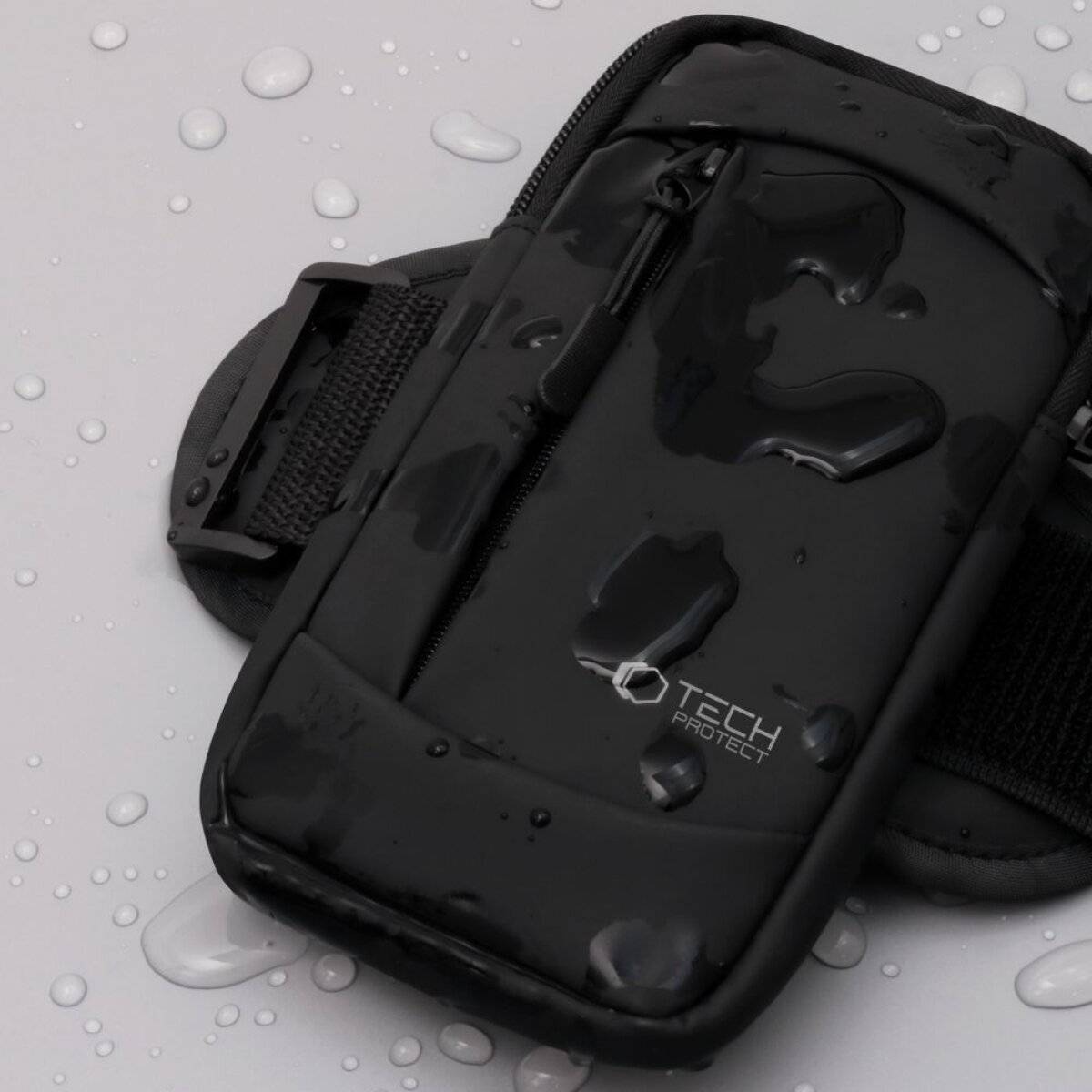 Eine wasserdichte schwarze Tasche mit Reißverschluss, auf der der Text „Tech Protect