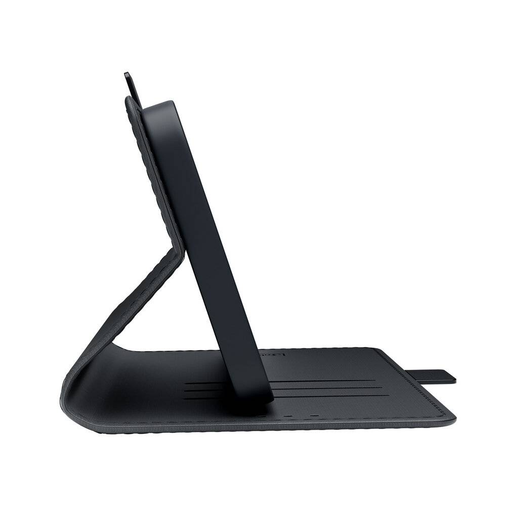 Schwarzer Leder-Tablet-Ständer, der ein Tablet aufrecht in einem Winkel hält, Seitenansicht. Ideal zum freihändigen Ansehen oder für Videoanrufe.