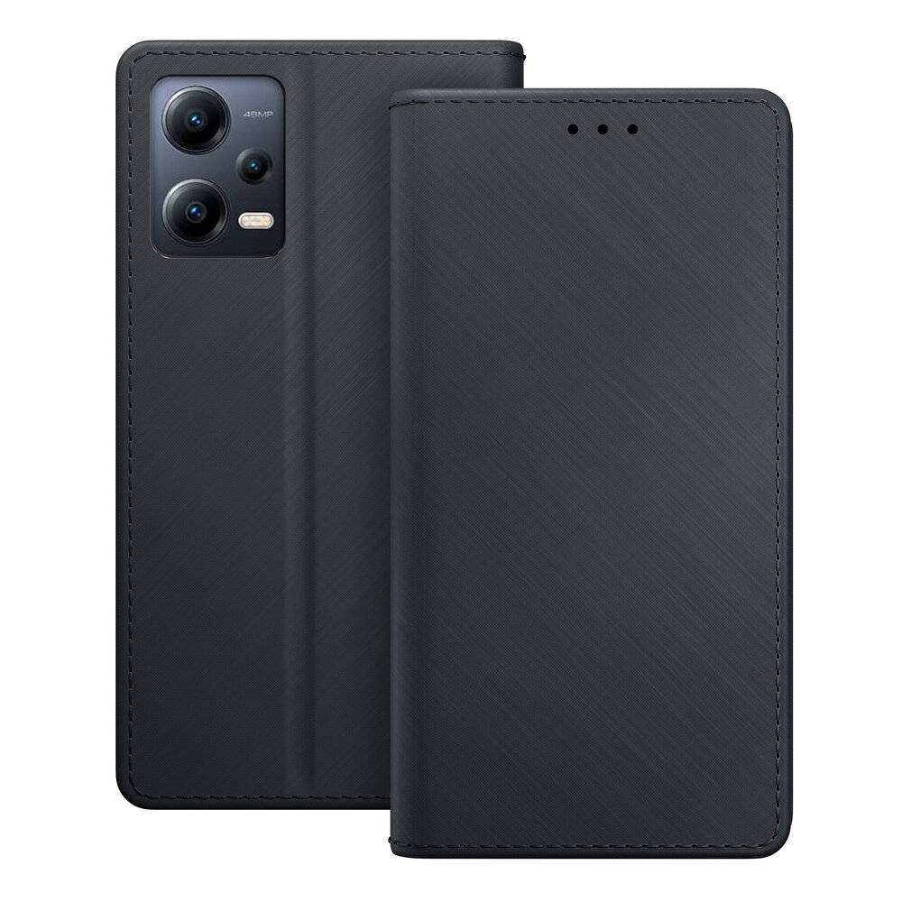 Ein elegantes schwarzes Smartphone mit passendem strukturiertem Gehäuse, das die Rückansicht mit einem dreifachen Kamera-Setup zeigt. Das Telefon ist aufrecht positioniert.