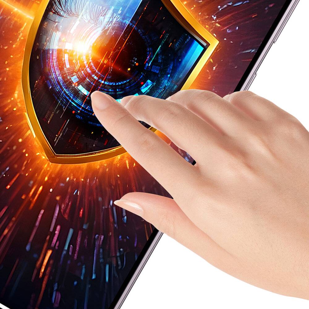 Eine Hand berührt einen Smartphone-Bildschirm, der ein Schild mit digitalen Schaltkreisen und leuchtenden Lichtern anzeigt und Cybersicherheitsschutz symbolisiert.