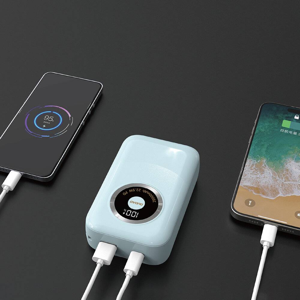 Zwei Smartphones, die mit einer Powerbank verbunden sind und Ladescreens anzeigen. Die Powerbank zeigt eine Ladung von „100%